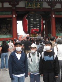 雷門の前で