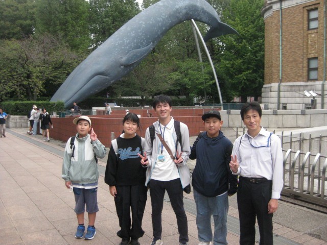科学博物館前で