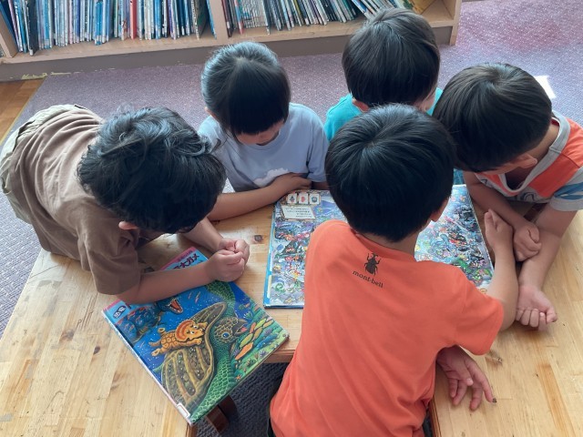 図書室　みんなで絵本を見たよ