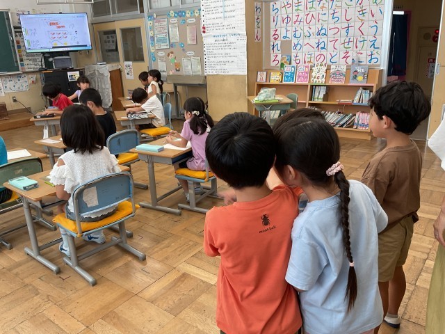 お兄さん、お姉さんたちのお勉強の様子を見ました。