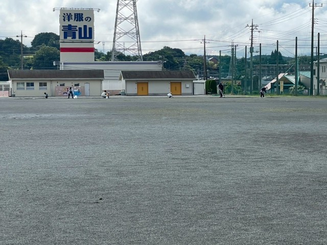 一緒に来てくれた子どもたちが校庭の草取りをしてくれました。