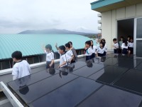 初の屋上！校庭に１年生がいて大喜び。