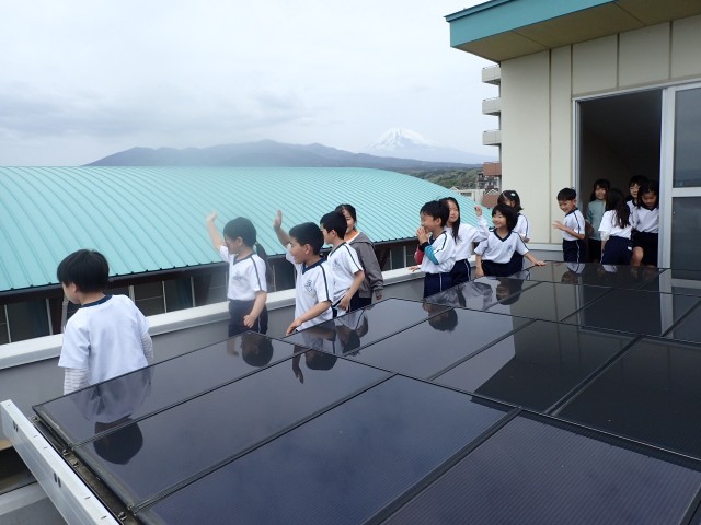 初の屋上！校庭に１年生がいて大喜び。