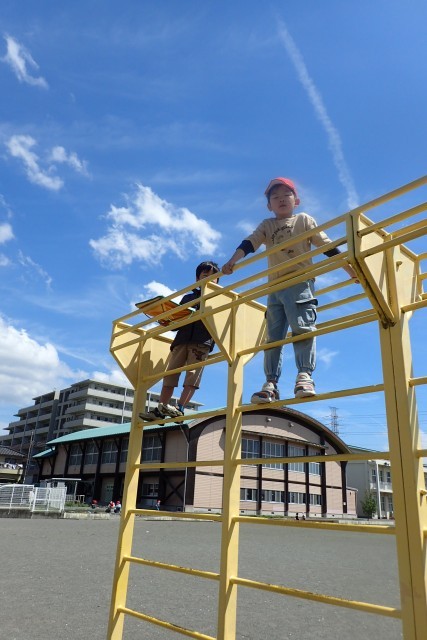 春の校庭で、好きなものを見つけて絵にかいたよ！