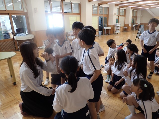 校長先生に説明中。