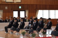 祝辞を聞く１年生