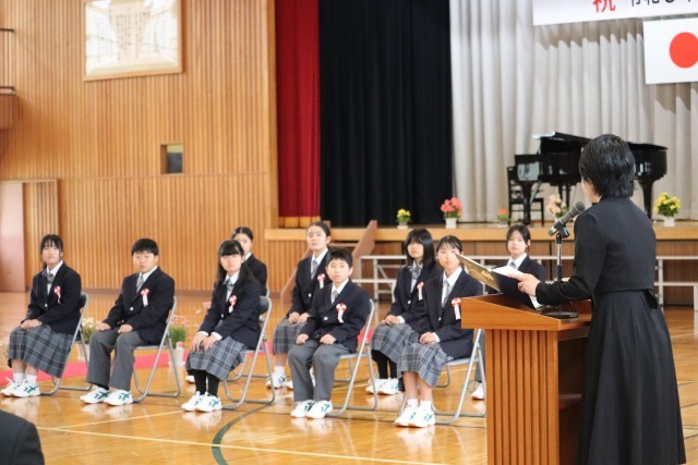 祝電披露を聞く１年生
